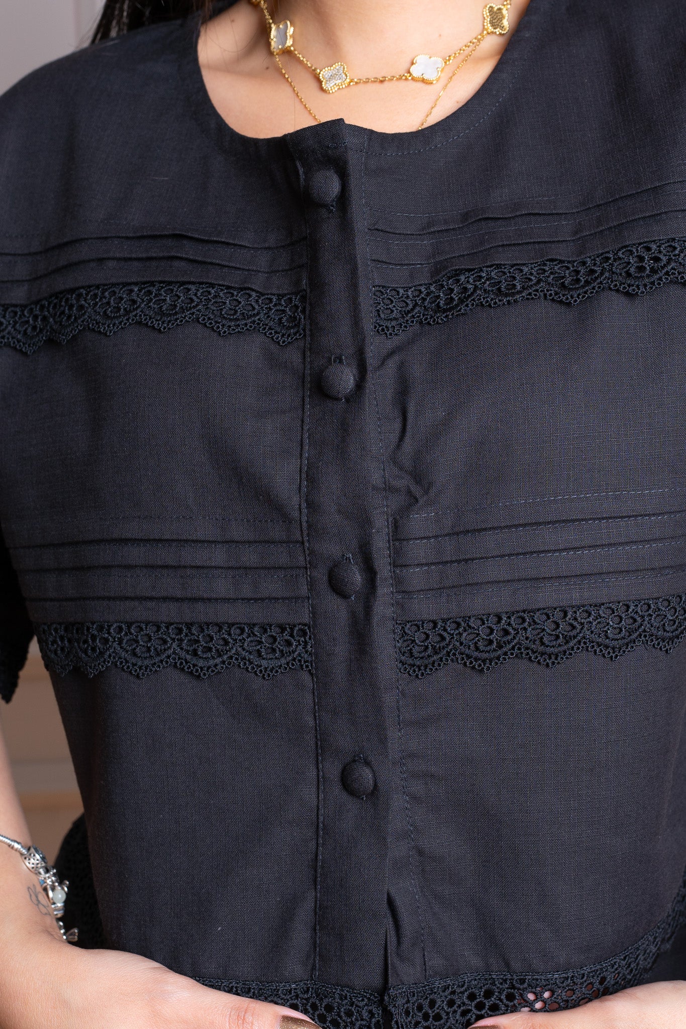 Set en Lino con detalles en Guipiur Negro