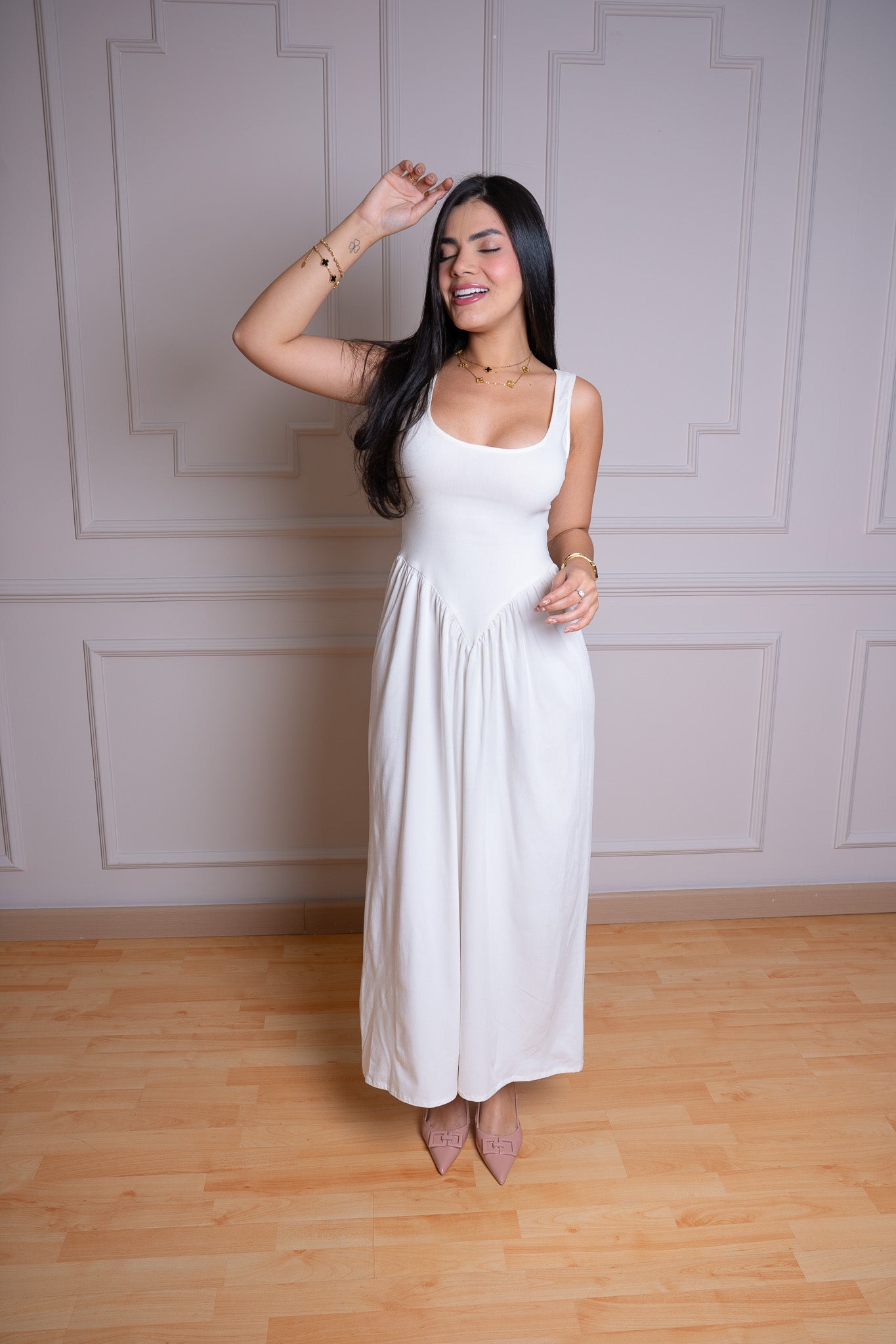 Vestido Blanco Escote Redondo – Ideal para Toda Ocasión
