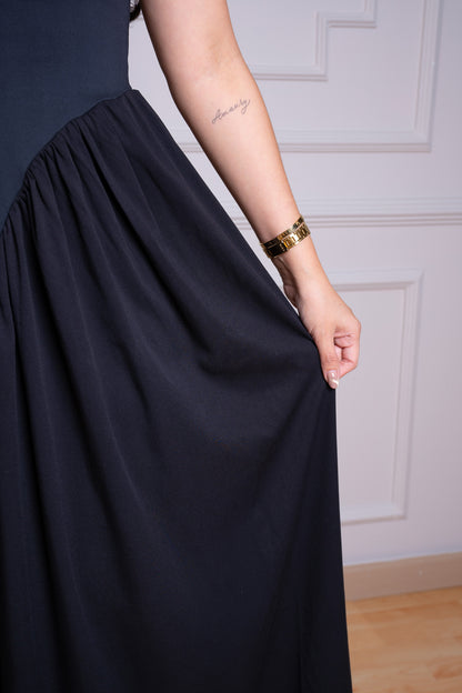 Vestido Negro Escote Redondo – Ideal para Toda Ocasión